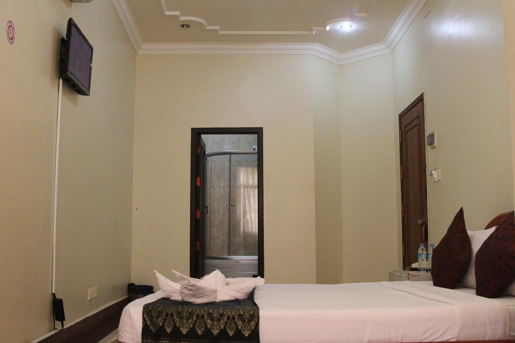 Golden Noura Villa-Pub & Restaurant Phnom Penh Exterior photo