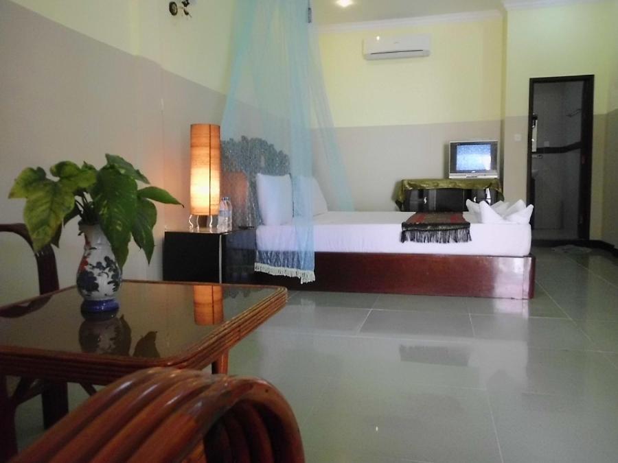 Golden Noura Villa-Pub & Restaurant Phnom Penh Room photo